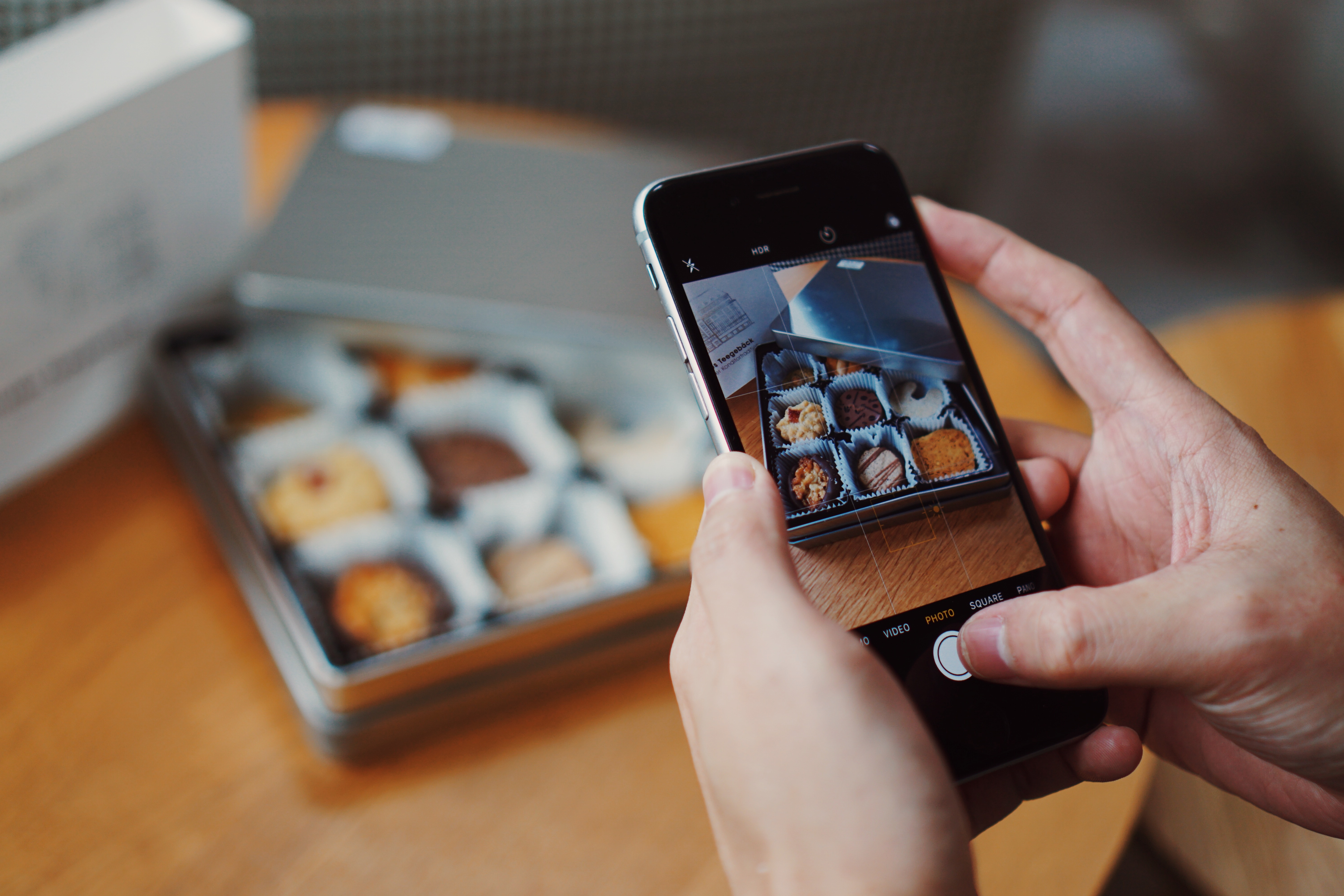 Sacando una foto con el móvil a una caja de pastas.